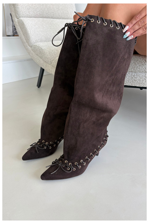 Stiefel bis zum Knie mit mittelhohem Absatz aus Kunstveloursleder mit dekorativen Schnürsenkeln in Schokoladenfarbe Juletta