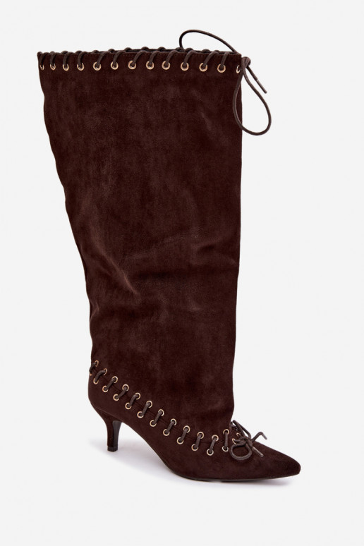 Stiefel bis zum Knie mit mittelhohem Absatz aus Kunstveloursleder mit dekorativen Schnürsenkeln in Schokoladenfarbe Juletta