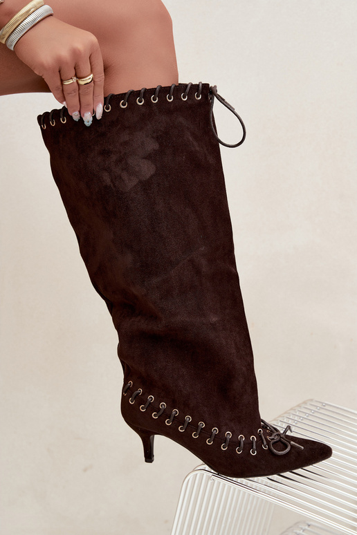 Stiefel bis zum Knie mit mittelhohem Absatz aus Kunstveloursleder mit dekorativen Schnürsenkeln in Schokoladenfarbe Juletta