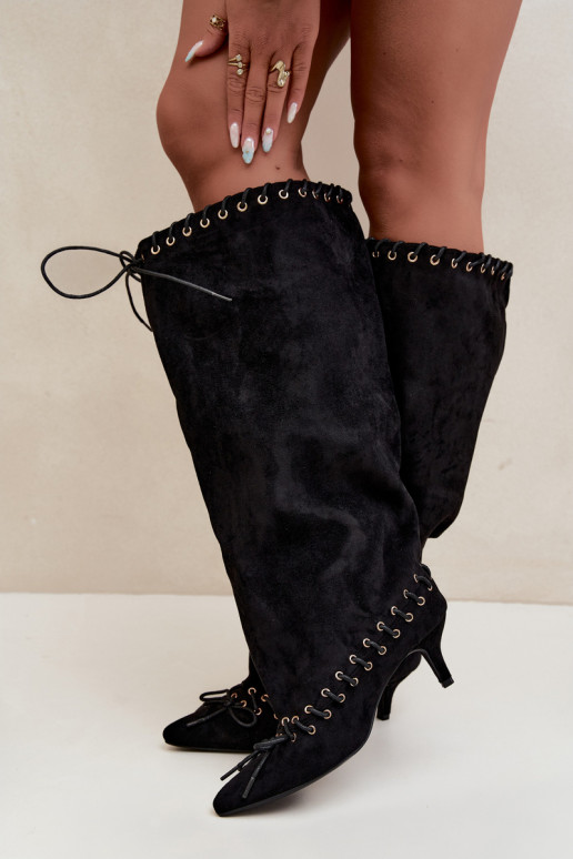 Stiefel bis zum Knie mit mittelhohem Absatz aus Kunstveloursleder mit dekorativen Schnürsenkeln in schwarzer Farbe Juletta