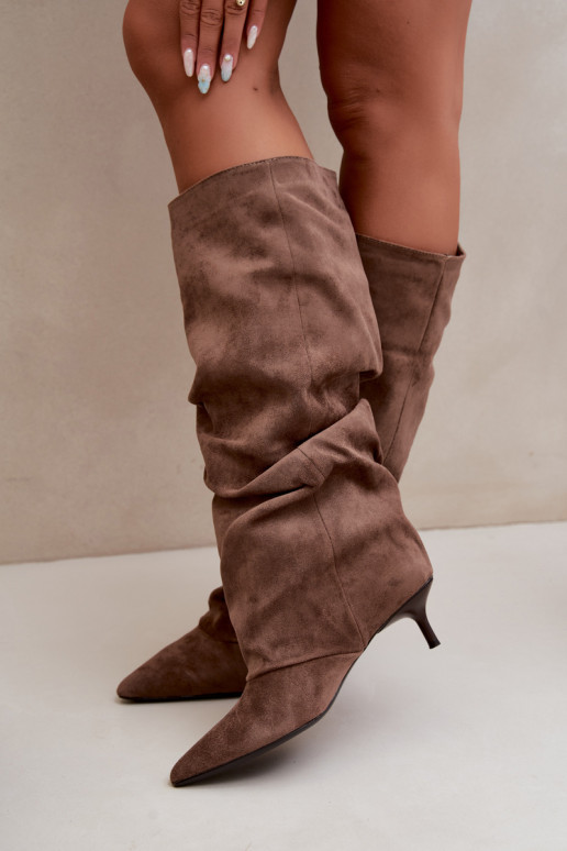 Khakifarbene zerknitterte Knöchelhohe Stiefel mit Kitten-Heel aus Wildleder LoĮen