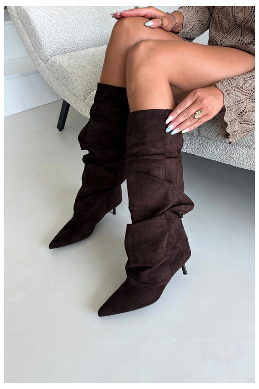 Schokoladenfarbene zerknitterte Knöchelhohe Stiefel mit Kitten-Heel aus Wildleder LoĮen