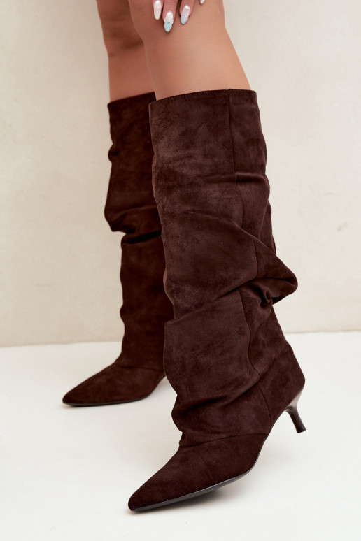 Schokoladenfarbene zerknitterte Knöchelhohe Stiefel mit Kitten-Heel aus Wildleder LoĮen