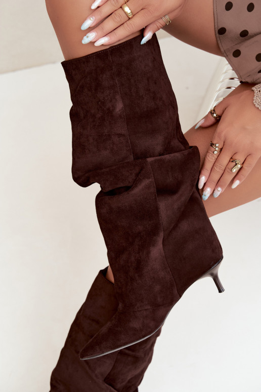 Schokoladenfarbene zerknitterte Knöchelhohe Stiefel mit Kitten-Heel aus Wildleder LoĮen