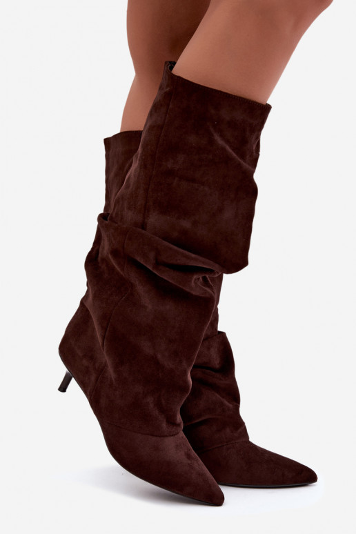Schokoladenfarbene zerknitterte Knöchelhohe Stiefel mit Kitten-Heel aus Wildleder LoĮen