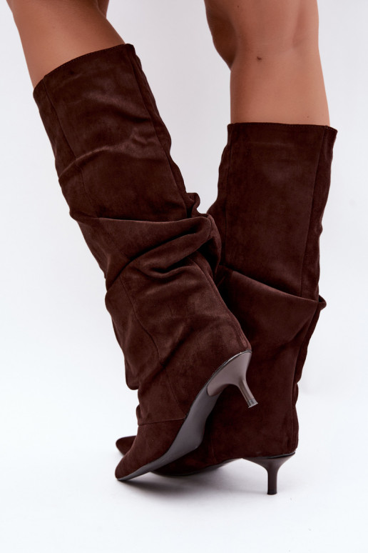 Schokoladenfarbene zerknitterte Knöchelhohe Stiefel mit Kitten-Heel aus Wildleder LoĮen