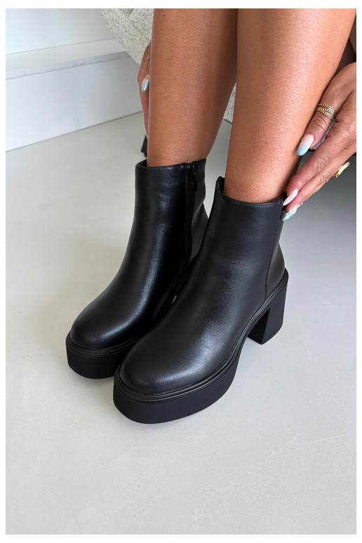 Isolierte Stiefeletten mit Absatz und Plattform in schwarzer Farbe Lurela