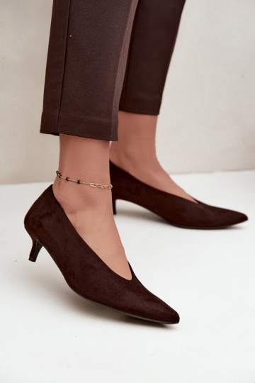 Schokoladenfarbene Wildlederschuhe mit Kitten Heel Nuretta
