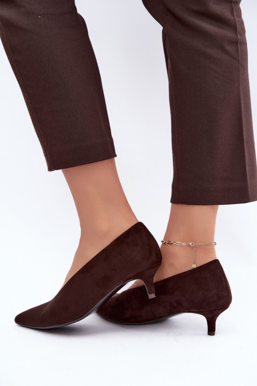 Schokoladenfarbene Wildlederschuhe mit Kitten Heel Nuretta