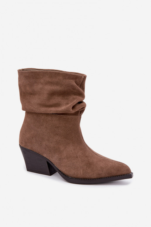 Stiefeletten aus natürlichem Wildleder mit Falten und Absätzen in brauner Farbe Merrin