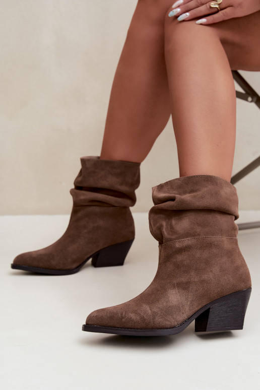 Stiefeletten aus natürlichem Wildleder mit Falten und Absätzen in brauner Farbe Merrin