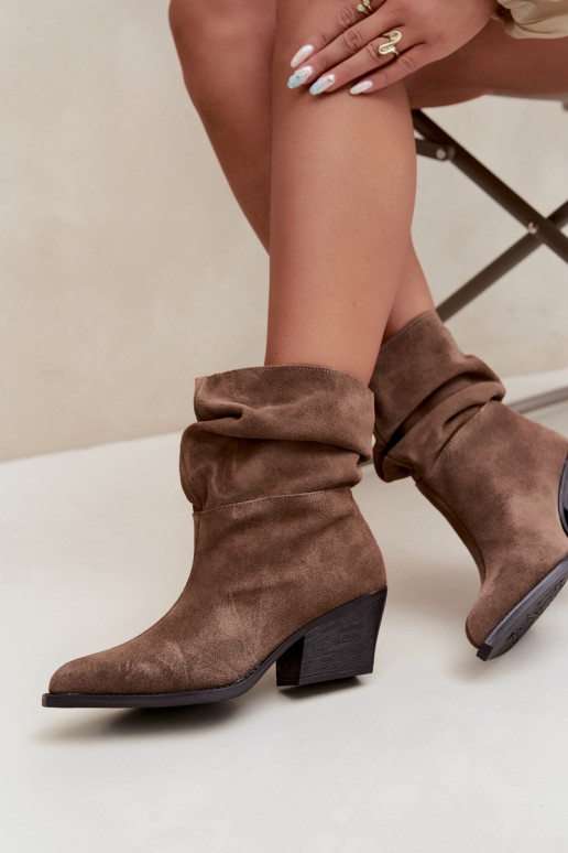 Stiefeletten aus natürlichem Wildleder mit Falten und Absätzen in brauner Farbe Merrin
