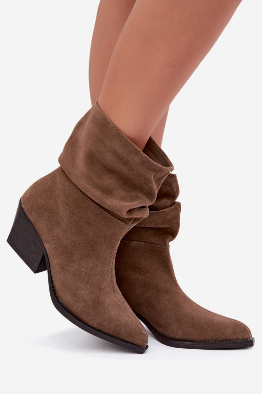 Stiefeletten aus natürlichem Wildleder mit Falten und Absätzen in brauner Farbe Merrin