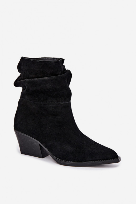 Stiefeletten aus natürlichem Wildleder mit Falten und Absätzen in schwarzer Farbe Merrin