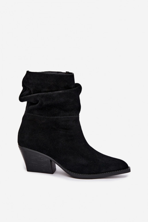 Stiefeletten aus natürlichem Wildleder mit Falten und Absätzen in schwarzer Farbe Merrin
