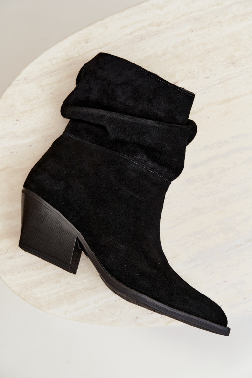 Stiefeletten aus natürlichem Wildleder mit Falten und Absätzen in schwarzer Farbe Merrin