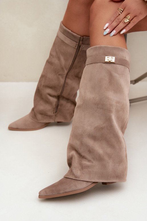 damen kniehohe Stiefel mit genähtem Schaft auf niedrigem Absatz aus Kunstveloursleder in Sandfarbe Gisellea