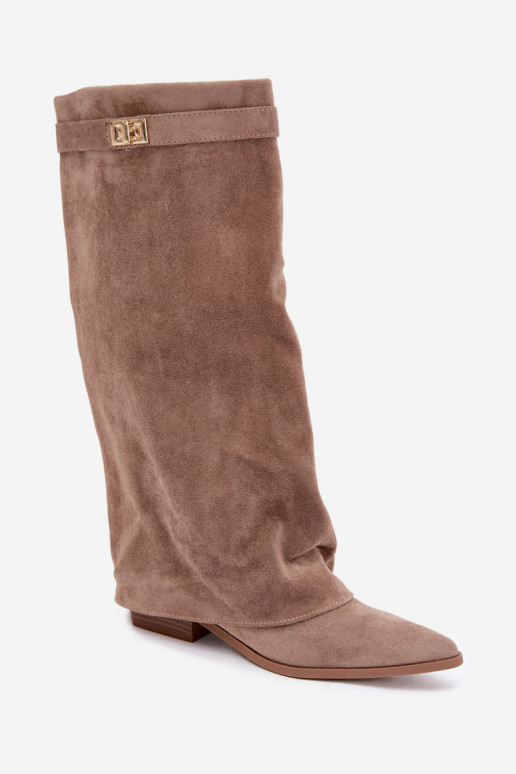 damen kniehohe Stiefel mit genähtem Schaft auf niedrigem Absatz aus Kunstveloursleder in Sandfarbe Gisellea
