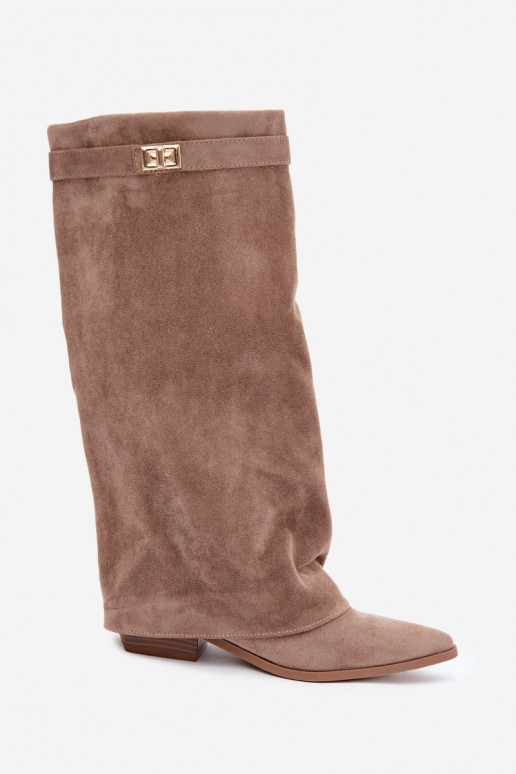 damen kniehohe Stiefel mit genähtem Schaft auf niedrigem Absatz aus Kunstveloursleder in Sandfarbe Gisellea