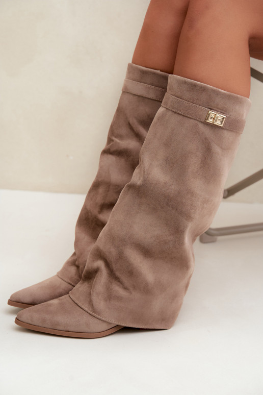 damen kniehohe Stiefel mit genähtem Schaft auf niedrigem Absatz aus Kunstveloursleder in Sandfarbe Gisellea