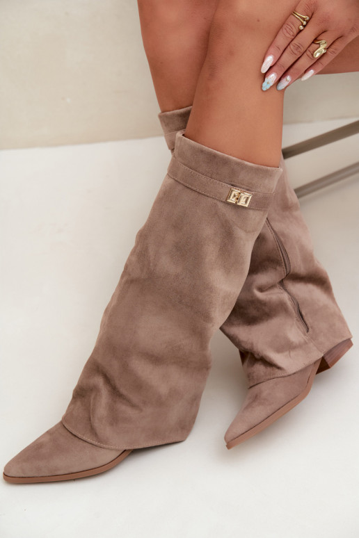 damen kniehohe Stiefel mit genähtem Schaft auf niedrigem Absatz aus Kunstveloursleder in Sandfarbe Gisellea