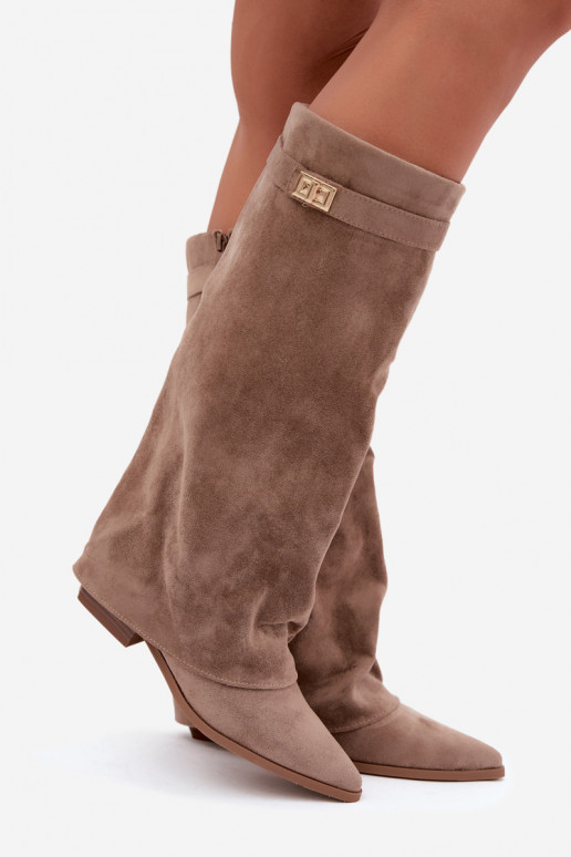 damen kniehohe Stiefel mit genähtem Schaft auf niedrigem Absatz aus Kunstveloursleder in Sandfarbe Gisellea
