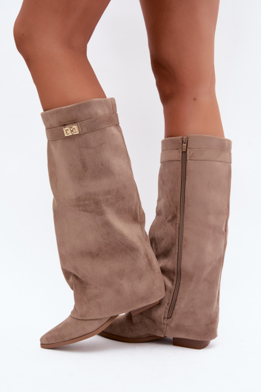 damen kniehohe Stiefel mit genähtem Schaft auf niedrigem Absatz aus Kunstveloursleder in Sandfarbe Gisellea