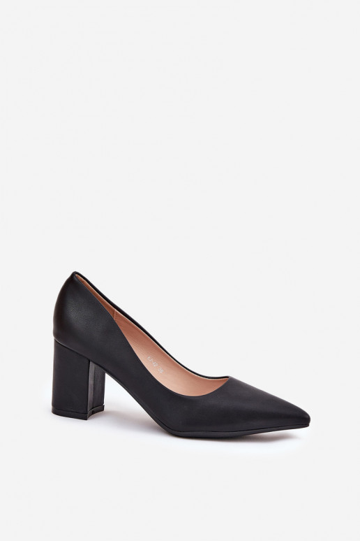 hochhackige Schuhe mit spitzen Zehen in schwarz