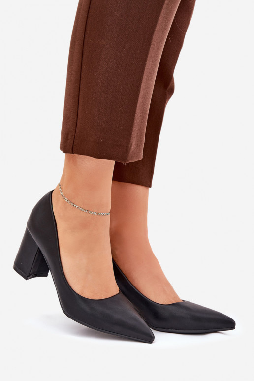 hochhackige Schuhe mit spitzen Zehen in schwarz