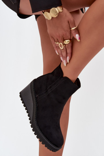 isolierte Stiefeletten aus Kunstveloursleder in schwarz