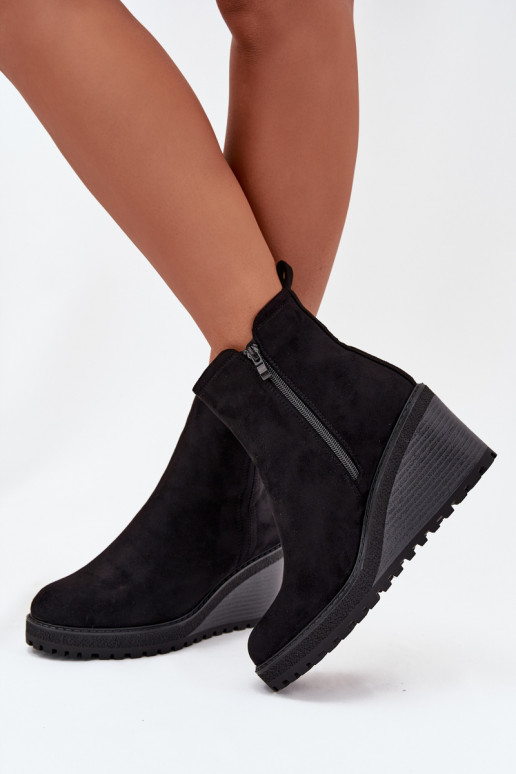 isolierte Stiefeletten aus Kunstveloursleder in schwarz