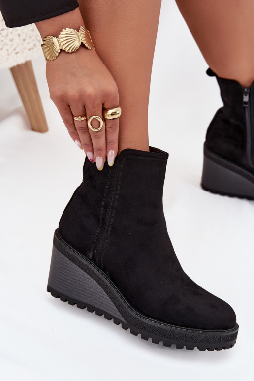 isolierte Stiefeletten aus Kunstveloursleder in schwarz