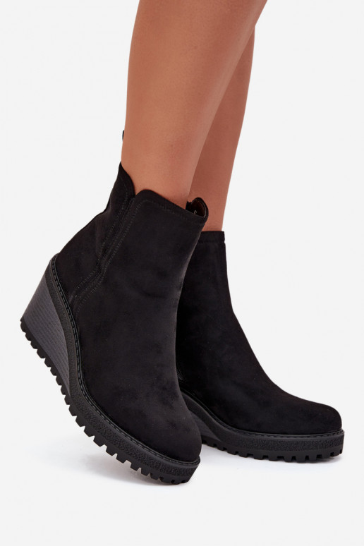 isolierte Stiefeletten aus Kunstveloursleder in schwarz