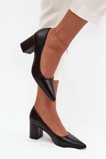 Stilettoabsätze mit spitzen Zehen in schwarz