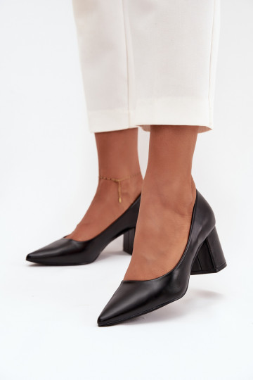 Stilettoabsätze mit spitzen Zehen in schwarz 2
