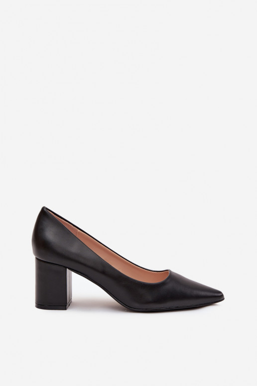 Stilettoabsätze mit spitzen Zehen in schwarz