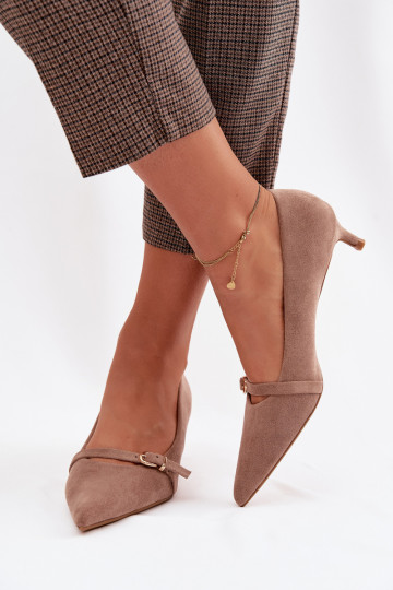 Sandfarbene Damen-Schuhe mit niedrigem Absatz und verzierten Absätzen Pirela