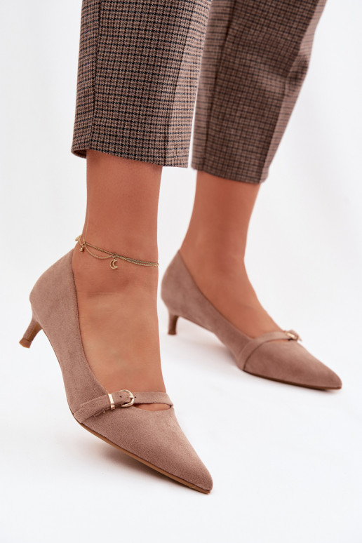 Sandfarbene Damen-Schuhe mit niedrigem Absatz und verzierten Absätzen Pirela