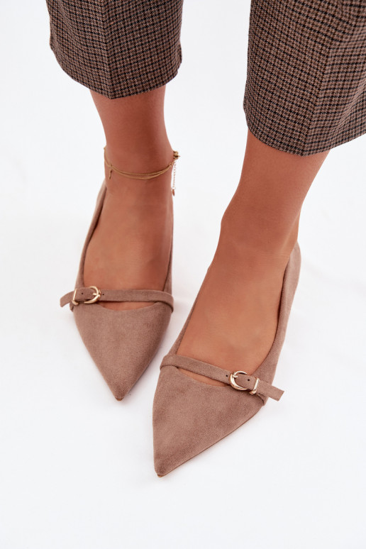 Sandfarbene Damen-Schuhe mit niedrigem Absatz und verzierten Absätzen Pirela