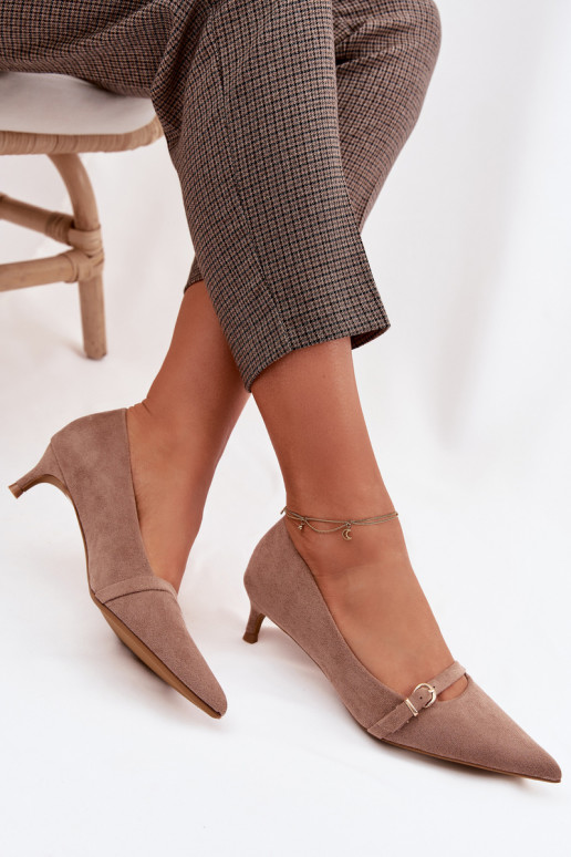 Sandfarbene Damen-Schuhe mit niedrigem Absatz und verzierten Absätzen Pirela