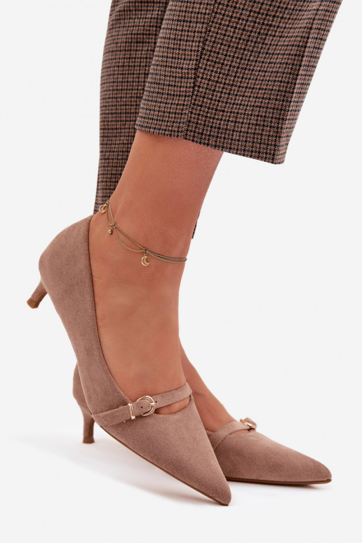 Sandfarbene Damen-Schuhe mit niedrigem Absatz und verzierten Absätzen Pirela