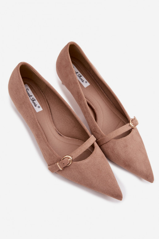 Sandfarbene Damen-Schuhe mit niedrigem Absatz und verzierten Absätzen Pirela