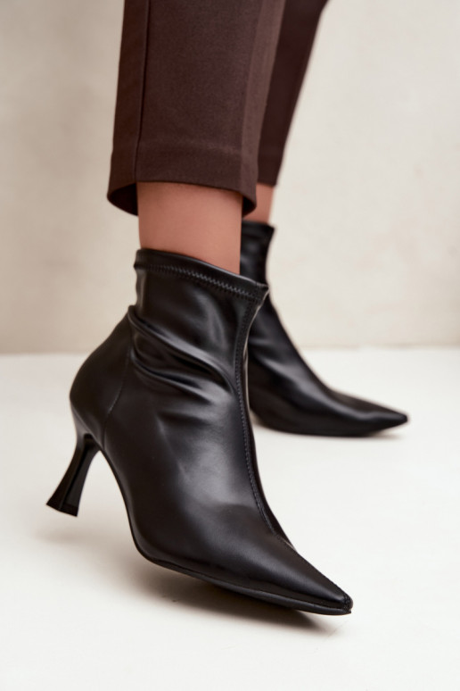 Damen Stiefeletten auf schmalem Absatz mit Nähten aus Kunstleder in schwarzer Farbe Clancy