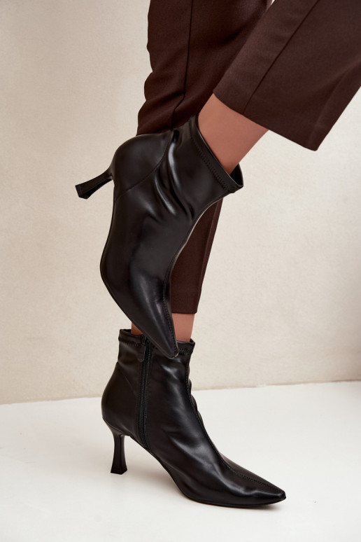 Damen Stiefeletten auf schmalem Absatz mit Nähten aus Kunstleder in schwarzer Farbe Clancy