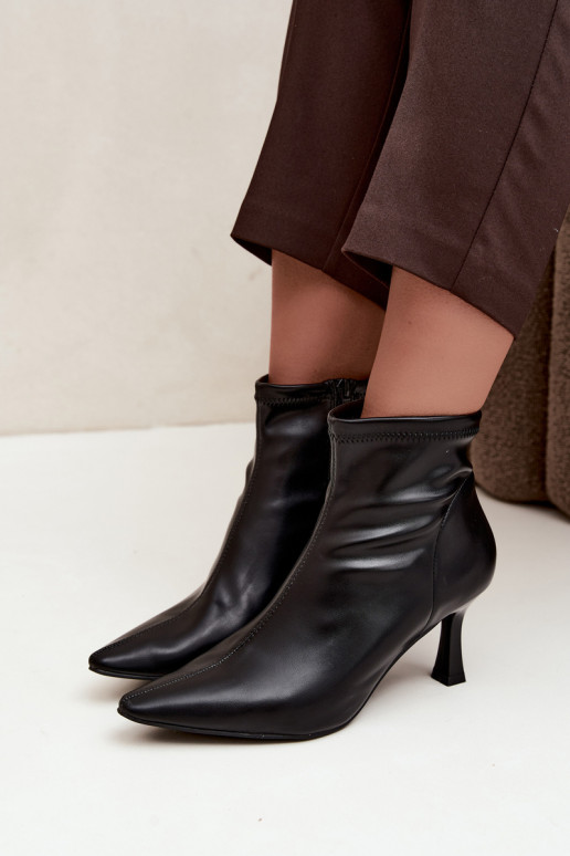 Damen Stiefeletten auf schmalem Absatz mit Nähten aus Kunstleder in schwarzer Farbe Clancy