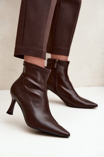 Damen Stiefeletten auf schmalem Absatz mit Nähten aus Kunstleder in Schokoladenfarbe Clancy