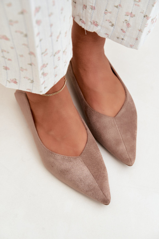 Ballerinas mit spitzen Zehen aus Kunstveloursleder in Sandfarbe Corabella