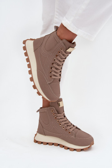 Isolierte Damen Schuhe auf Plattform Tai turirivira beige