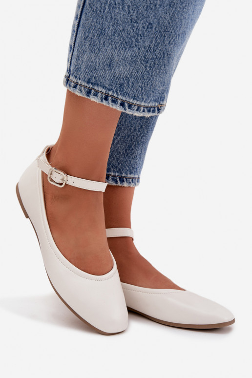 Weiße Ballerinas mit Riemen und Schnallen Janelor