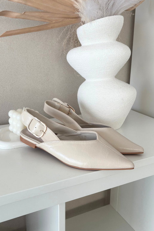 Sandfarbene lackierte Ballerinas mit Schnallen Rinalle